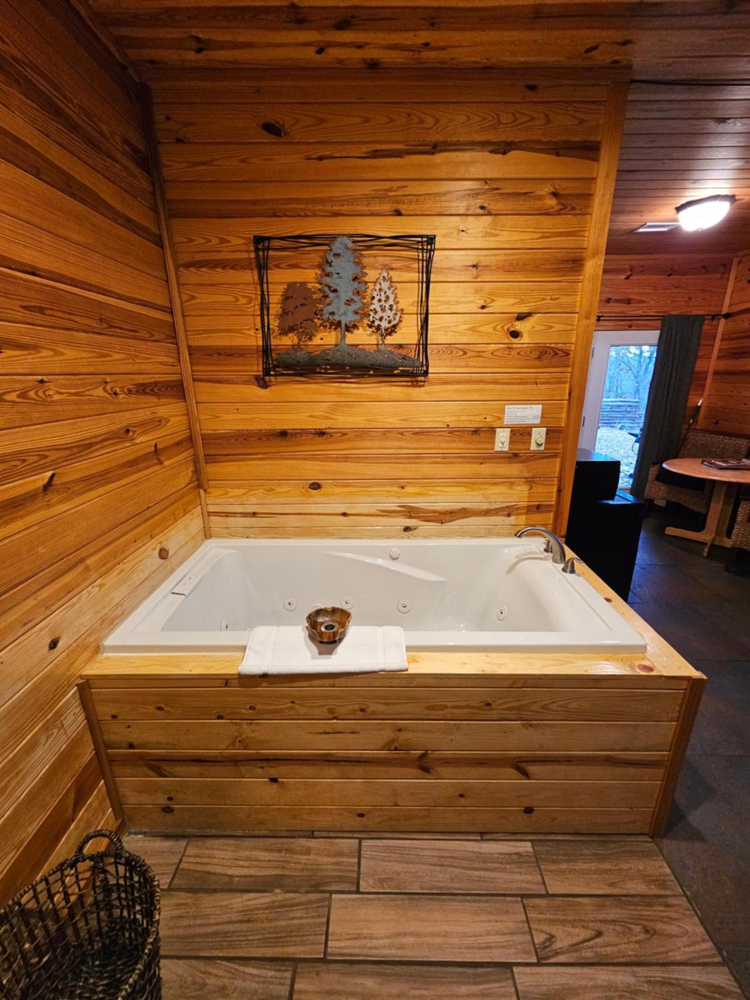 2 Min To Beaver Lakeking Bedfirepitjetted Tub Apartment Eureka Springs