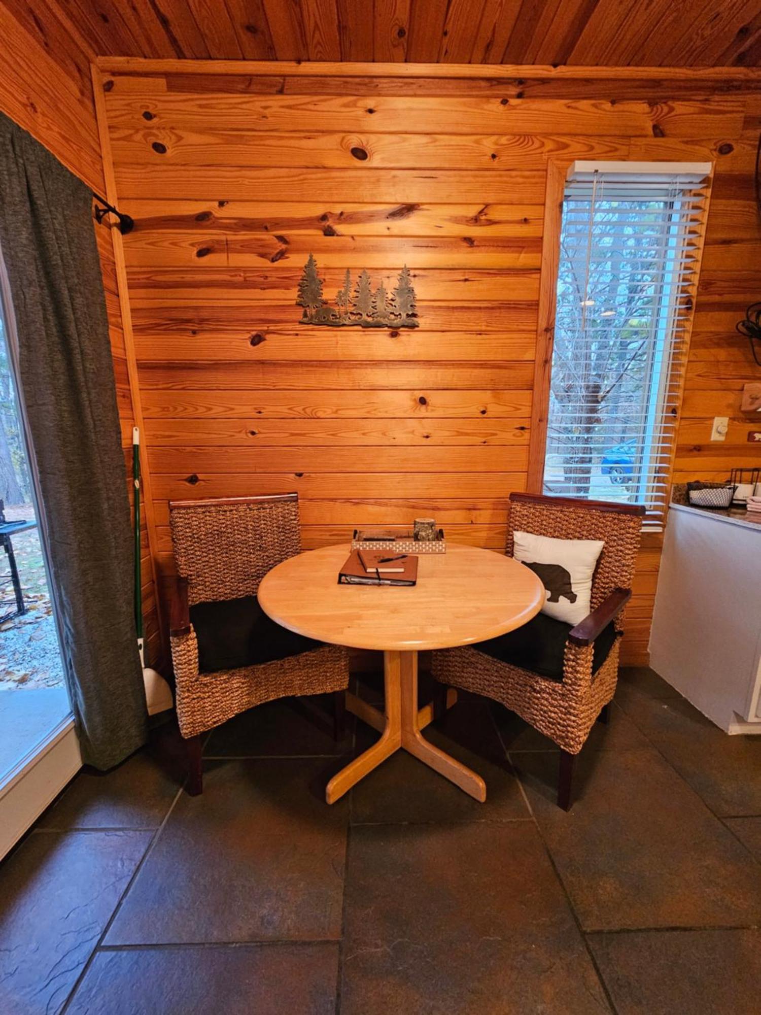 2 Min To Beaver Lakeking Bedfirepitjetted Tub