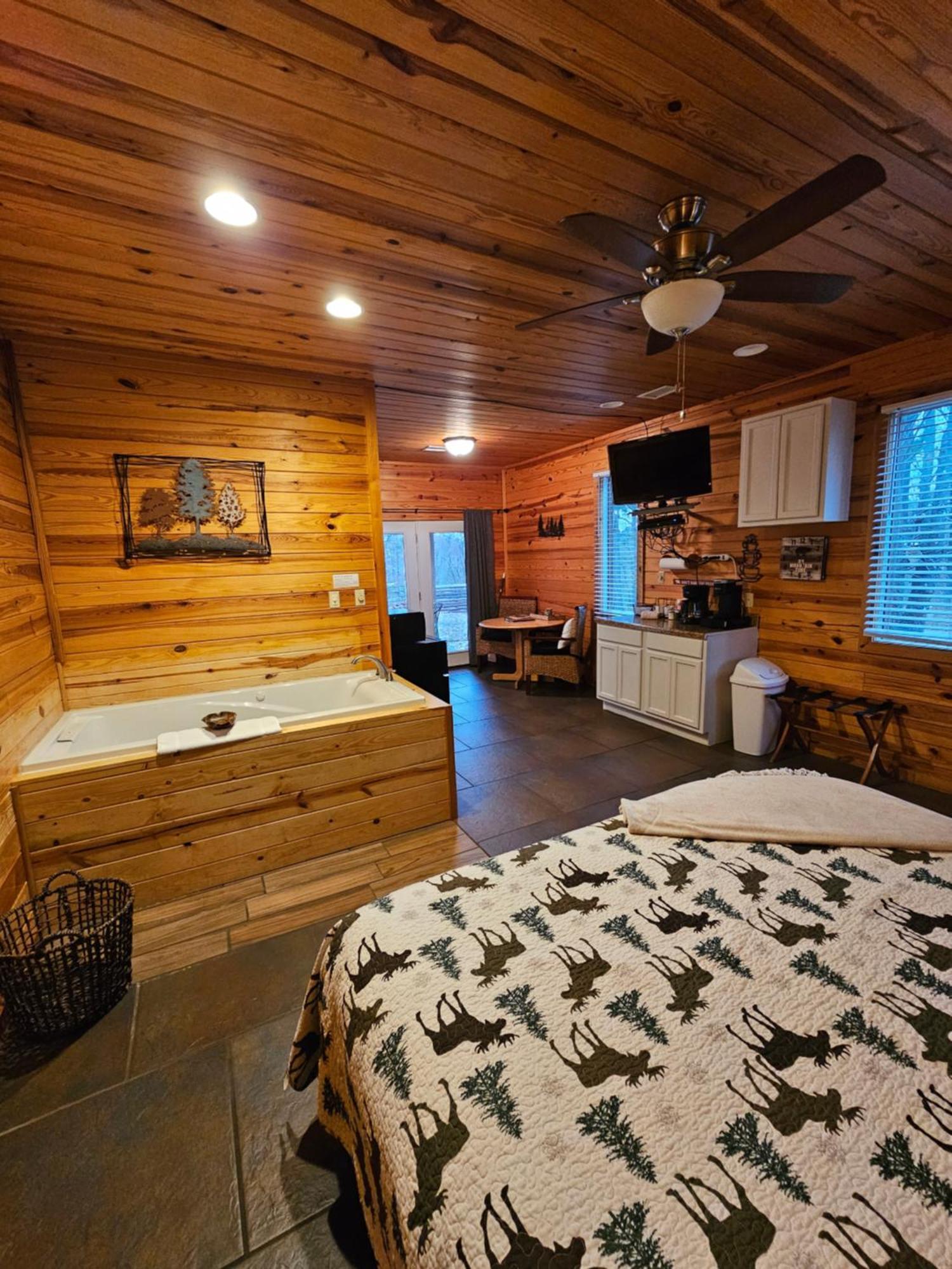 2 Min To Beaver Lakeking Bedfirepitjetted Tub Apartment Eureka Springs