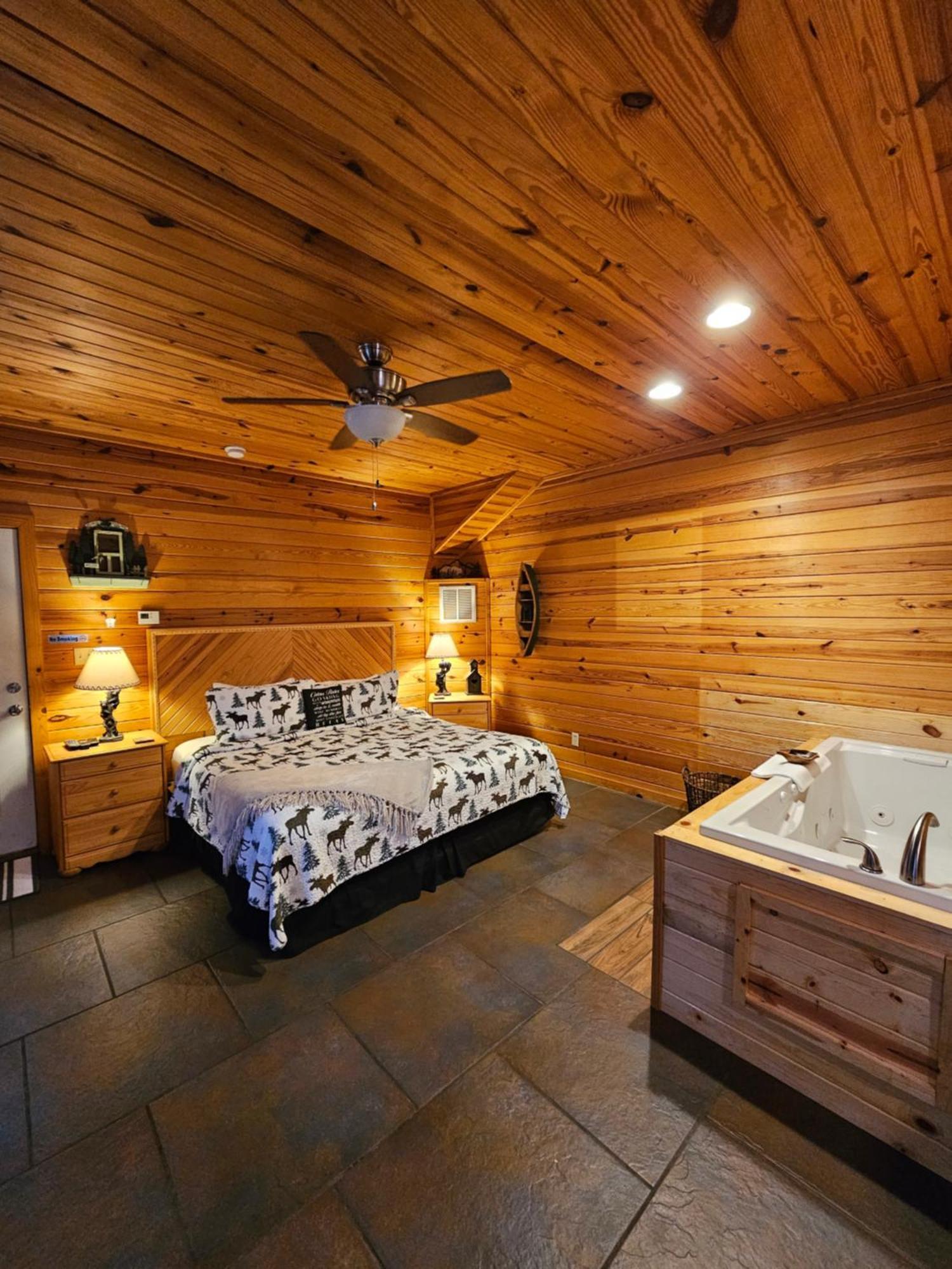 2 Min To Beaver Lakeking Bedfirepitjetted Tub *