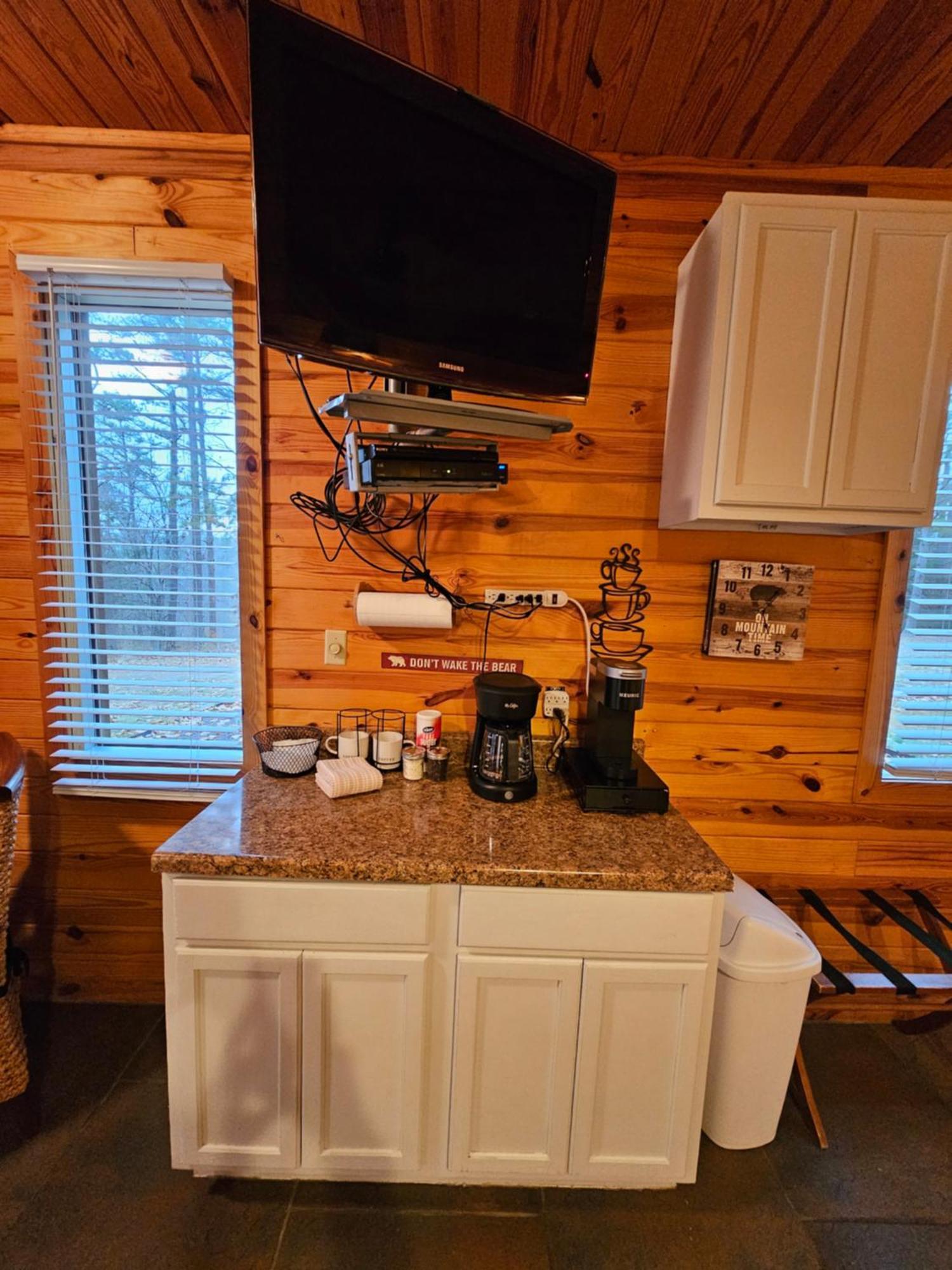 2 Min To Beaver Lakeking Bedfirepitjetted Tub * Eureka Springs