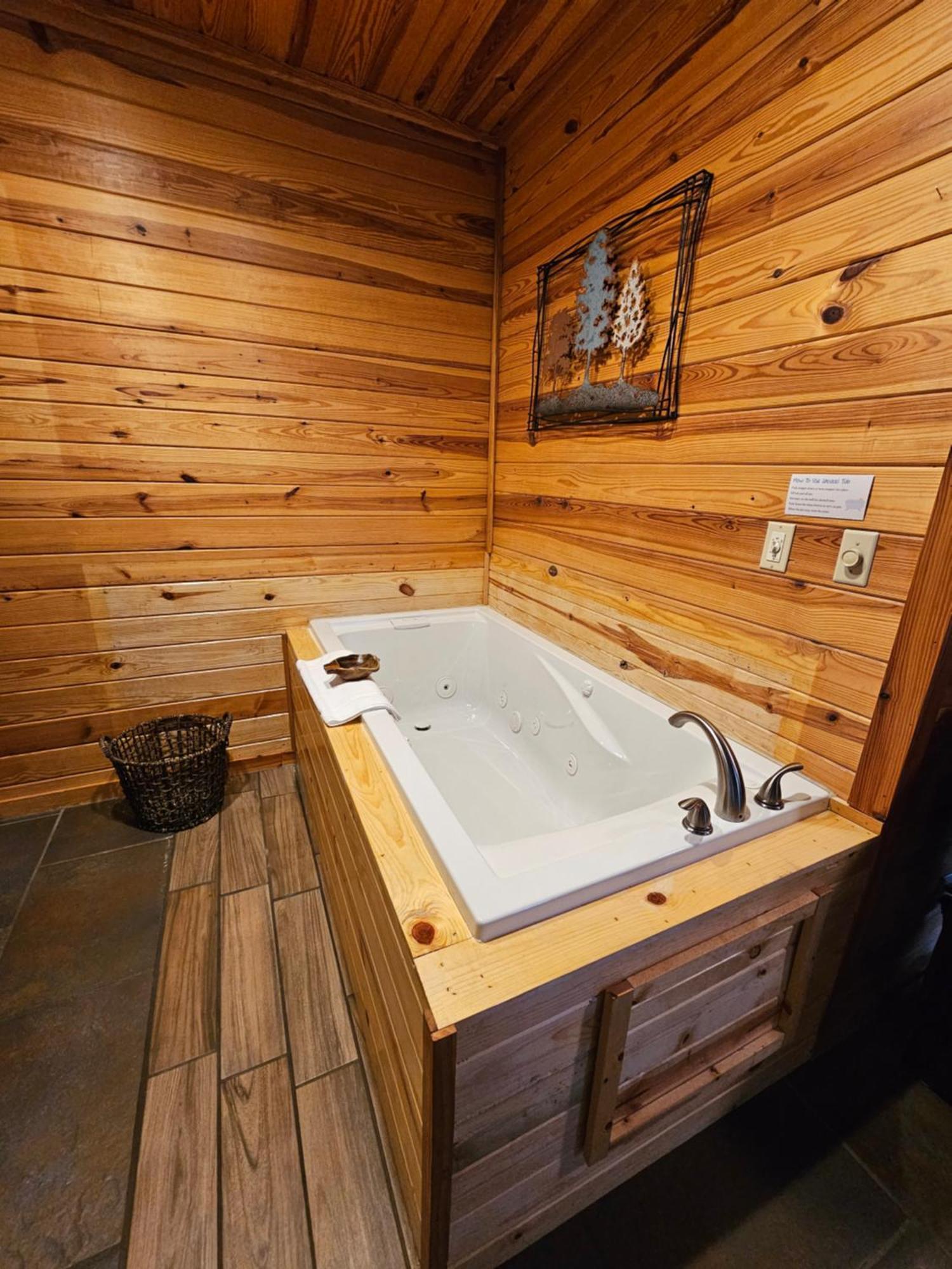 2 Min To Beaver Lakeking Bedfirepitjetted Tub *